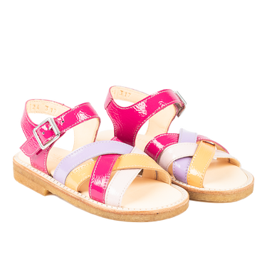 Sandal with adjustable buckle closure