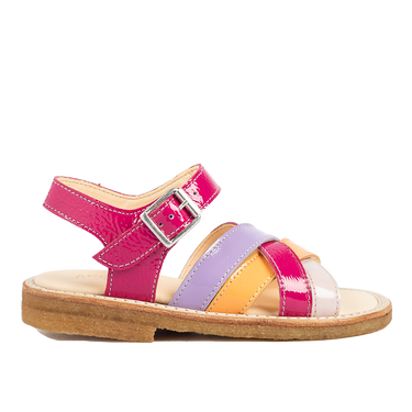 Sandal with adjustable buckle closure