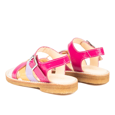 Sandal with adjustable buckle closure