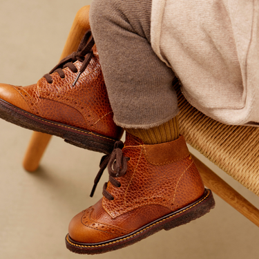 Classic lace-up shoe with brouges details