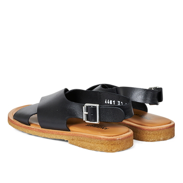 Cross sandal with buckle closure