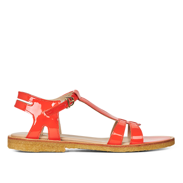 Feminine sandal with strap design