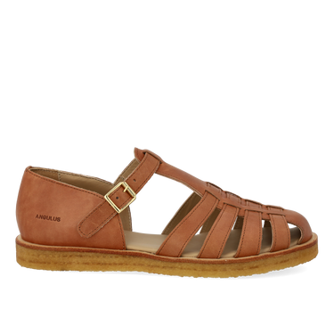 Strap sandal with buckle