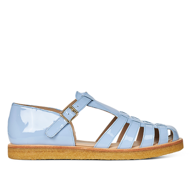 Strap sandal with buckle