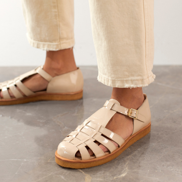 Strap sandal with buckle