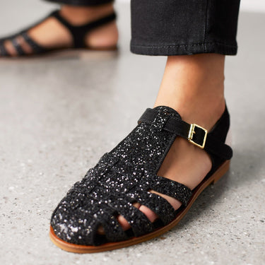 Strap sandal with buckle