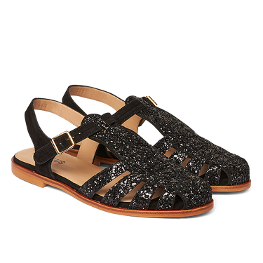 Strap sandal with buckle