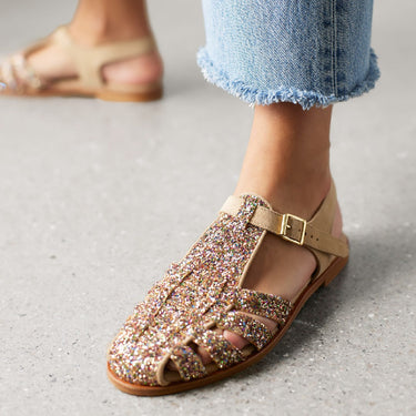 Strap sandal with buckle