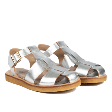 Strap sandal with buckle