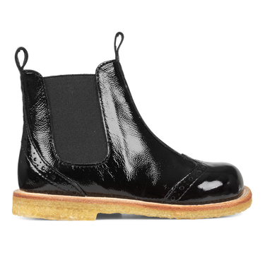 Chelsea boot with brogue lace pattern