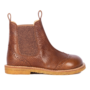 Chelsea boot with brogue lace pattern