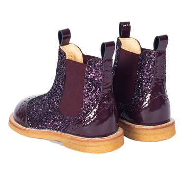 Chelsea boot with brogue lace pattern