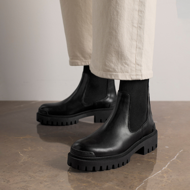 Chelsea boot with elastic