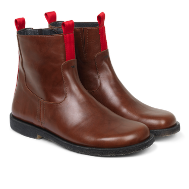 Boot with wide fit and zipper