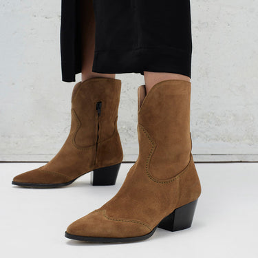 Boot with heel