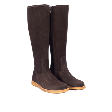 Long shafted leather boot with a spacious fit