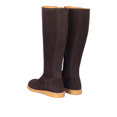 Long shafted leather boot with a spacious fit