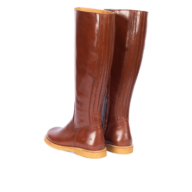 Long shafted leather boot with a spacious fit