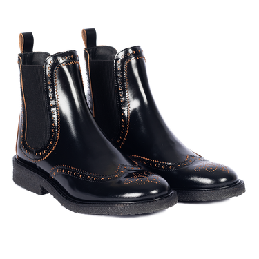 Boot with decorative brogue pattern